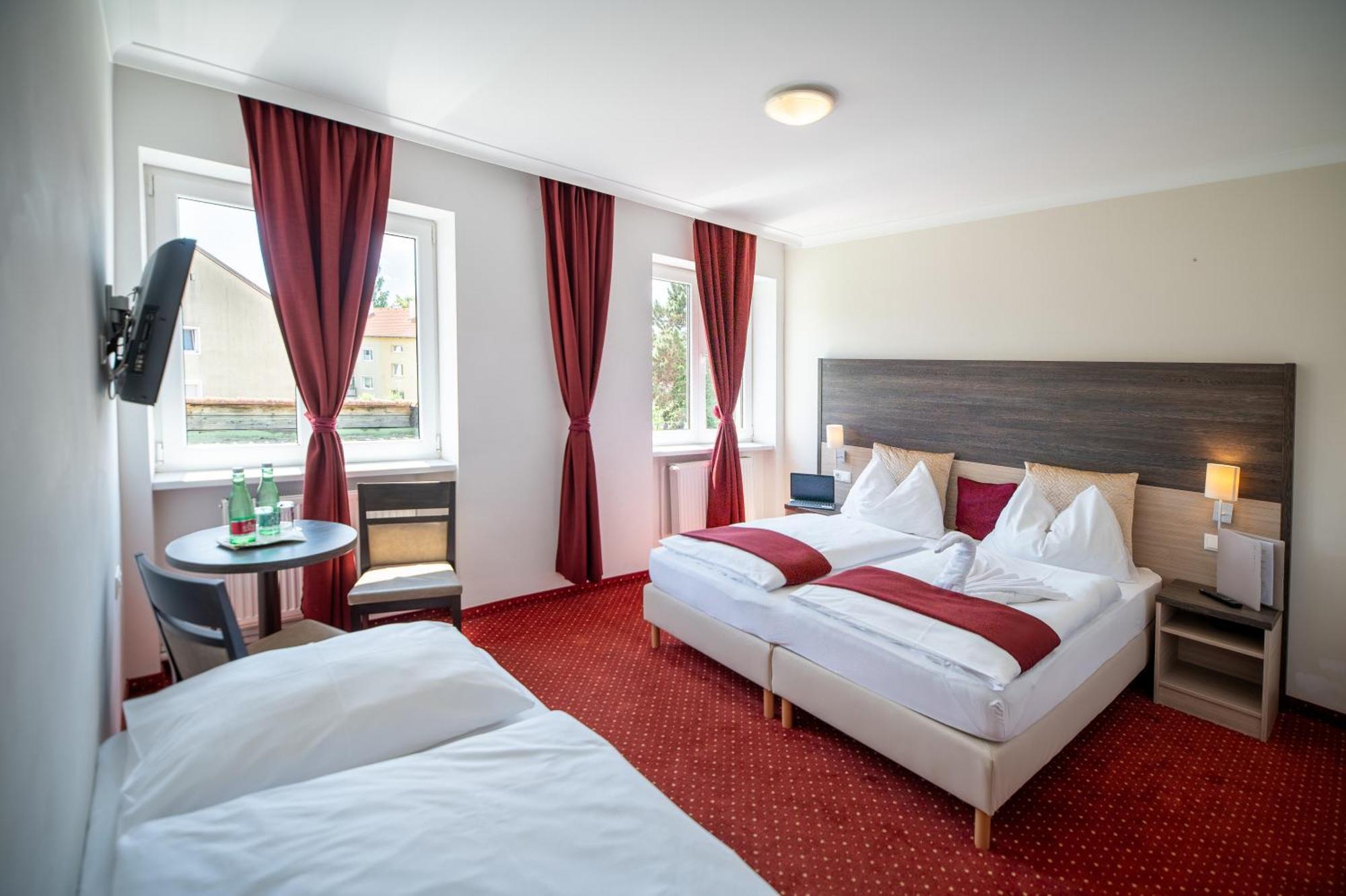 Hotel Marc Aurel Petronell Buitenkant foto